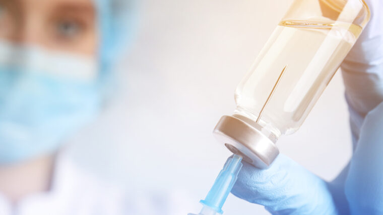 Acelerar ritmo de vacinação é condição indispensável para salvar vidas e Brasil voltar a crescer