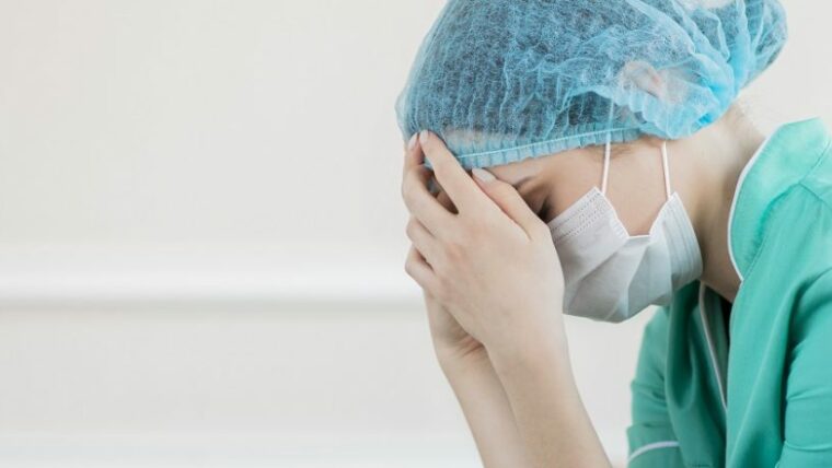 Covid-19: pesquisa revela impactos em 95% dos profissionais de saúde