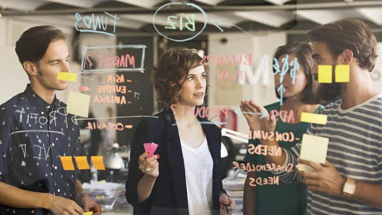 Competências emocionais e analíticas serão valorizadas para profissionais do futuro, aponta pesquisa